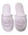 Pantuflas: satin, o toalla a una sola tinta en serigrafia.