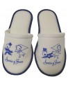Pantuflas: satin, o toalla a una sola tinta en serigrafia.