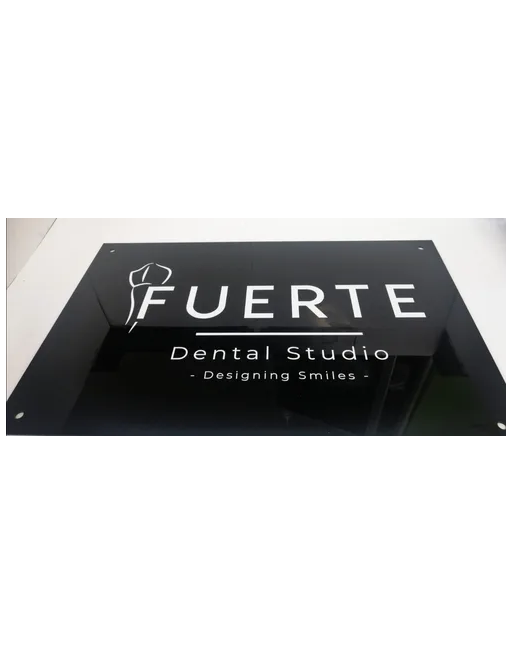 Letrero Acrílico Negro A Gusto Con Vinil Y Chapetones 50x30 Cm